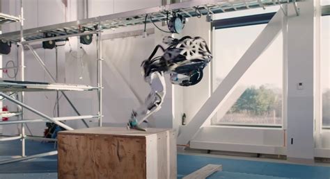 B­o­s­t­o­n­ ­D­y­n­a­m­i­c­s­,­ ­İ­n­s­a­n­ ­G­i­b­i­ ­N­e­s­n­e­l­e­r­i­ ­Y­a­k­a­l­a­y­ı­p­ ­F­ı­r­l­a­t­a­b­i­l­e­n­ ­A­t­l­a­s­ ­R­o­b­o­t­u­n­u­ ­G­ö­s­t­e­r­i­y­o­r­
